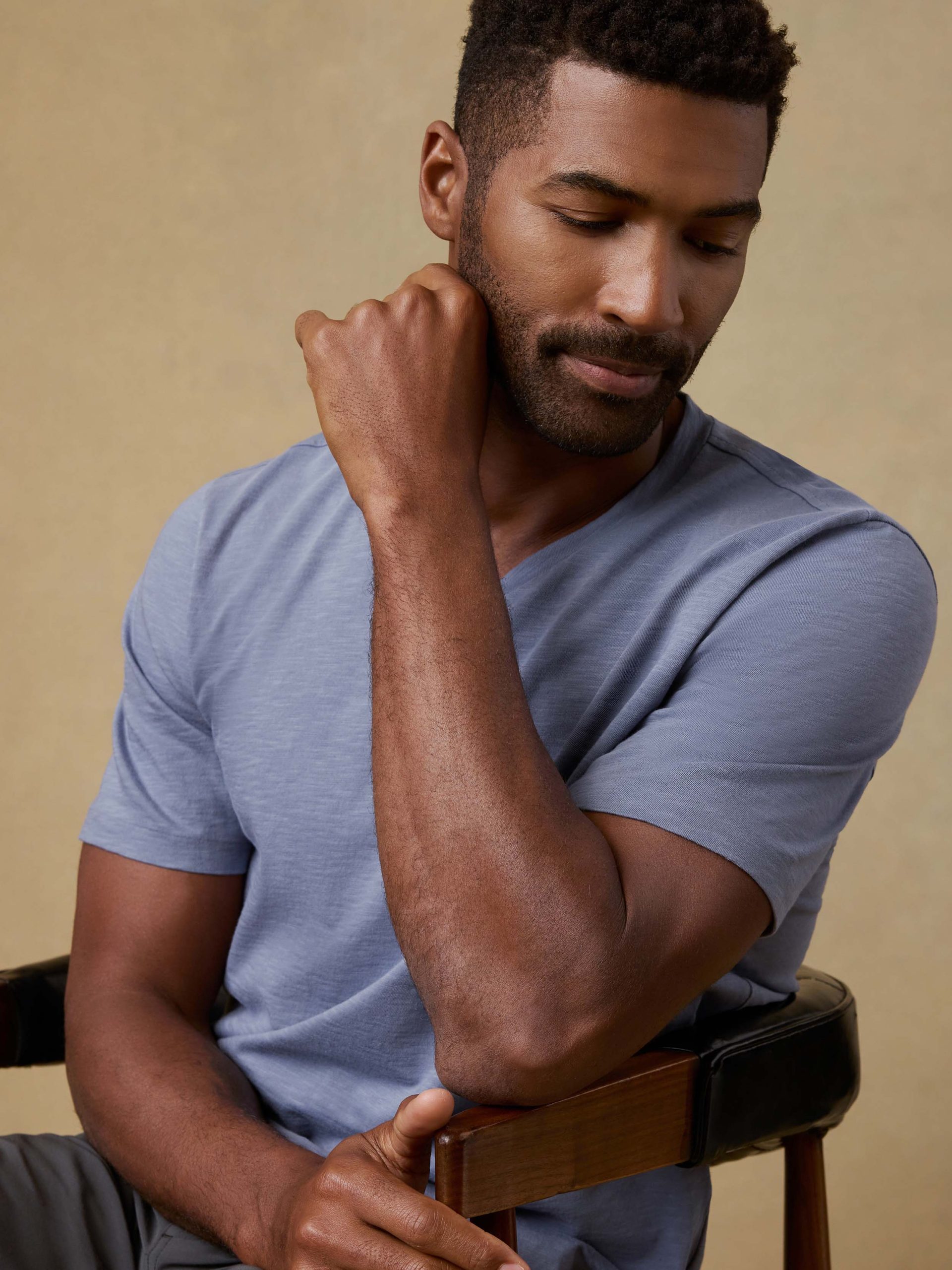 Short-Sleeve Sunwashed Regenerative Cotton V-Neck Tee - Flint Sky - Image 4
